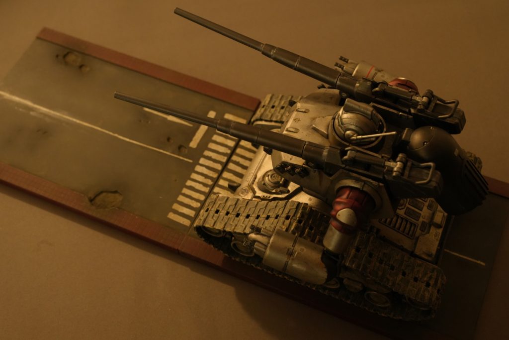 夕暮れの街道を進むガンタンク初期型。腰痛と闘いながら制作した作品です。