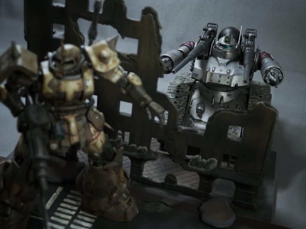 廃ビルの影で待ち伏せするガンタンク初期型。