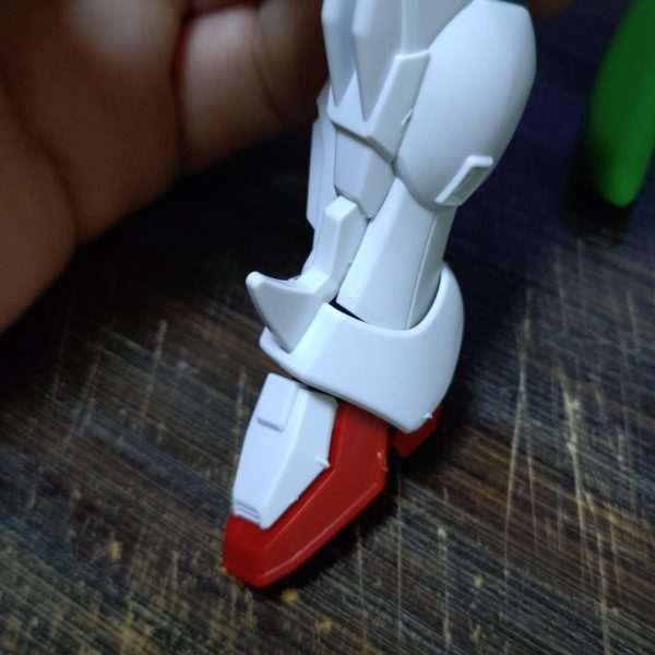 とりあえず仮組み。中々無骨なガンダムですねぇ～可動も文句無し❗️足首の可動の仕方が中々考えられてます。トゲとアンクルアーマーが連動して動くんですね？びっくり（笑）最新HGはすげぇな（5枚目）