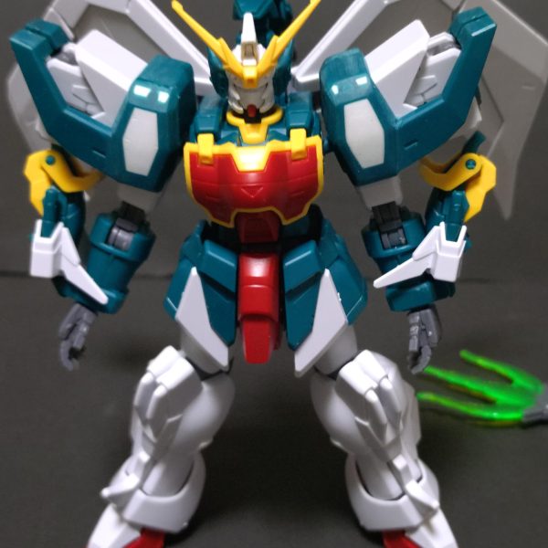 肩の整形。瞬着パテで裏打ち後に削り込んで大まかに小型化。が、あんまり変わってない………？このドラゴンファングの伸びる部分を収めないといけないスペース確保しないといけないから中々難しいそれとバインダーの噴射口であろう場所を開口。（2枚目）