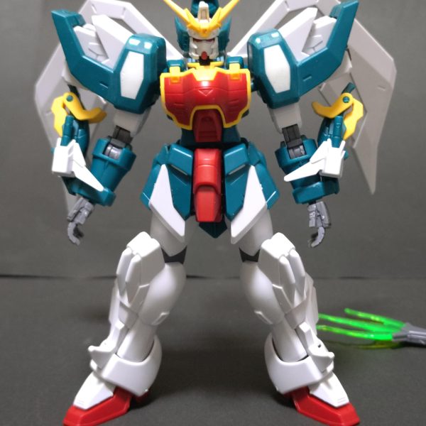 肩の整形。瞬着パテで裏打ち後に削り込んで大まかに小型化。が、あんまり変わってない………？このドラゴンファングの伸びる部分を収めないといけないスペース確保しないといけないから中々難しいそれとバインダーの噴射口であろう場所を開口。（3枚目）