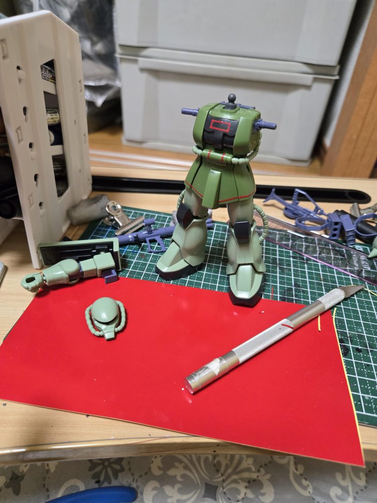 この赤いシートを切り出して貼っていってます💦