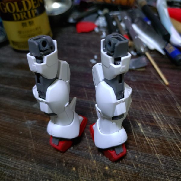 ヒケ、ゲート処理しながら気になる箇所を修正。ヘルメット後ろ側を削り込んで首が上手く回る様にしました。脚をハの字に出来る様に太腿裏を削って調整。肩の付け根にディテール追加中。リーオーはスジ彫りしなかったのでアルトロンもそうするか？どうなのか？（笑）（4枚目）