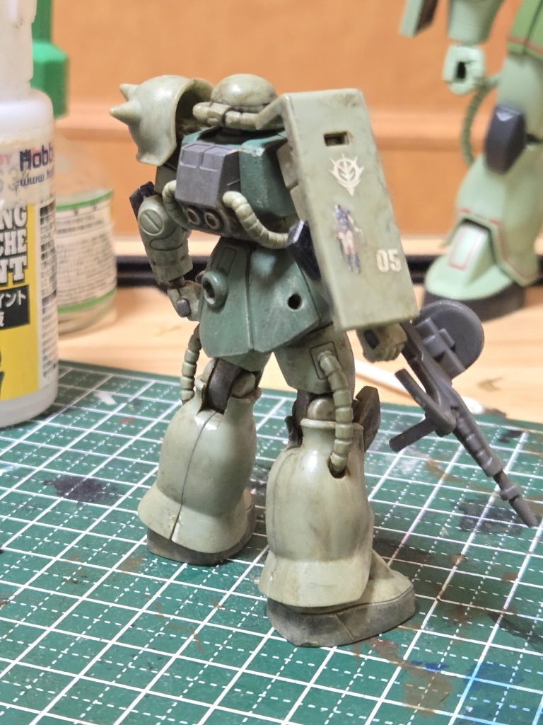 後ろにいるのは同時期に買ってきた食玩ザクです。