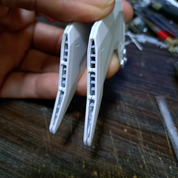 脚側面のバーニア？を彫って何となくそれらしく。背面バインダーのスリット増やしました。このぐらいで良いかな？（4枚目）