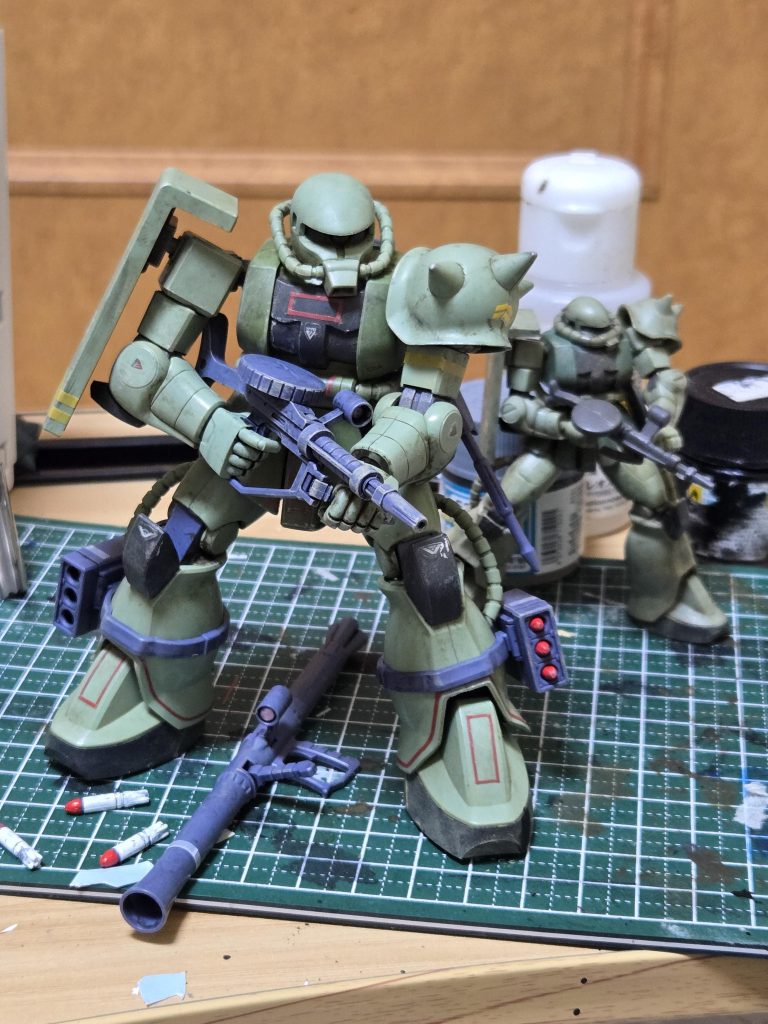 ハセガワのフィニッシュシートでライン追加、手持ちデカール貼ってつや消し吹いてウェザリングです。