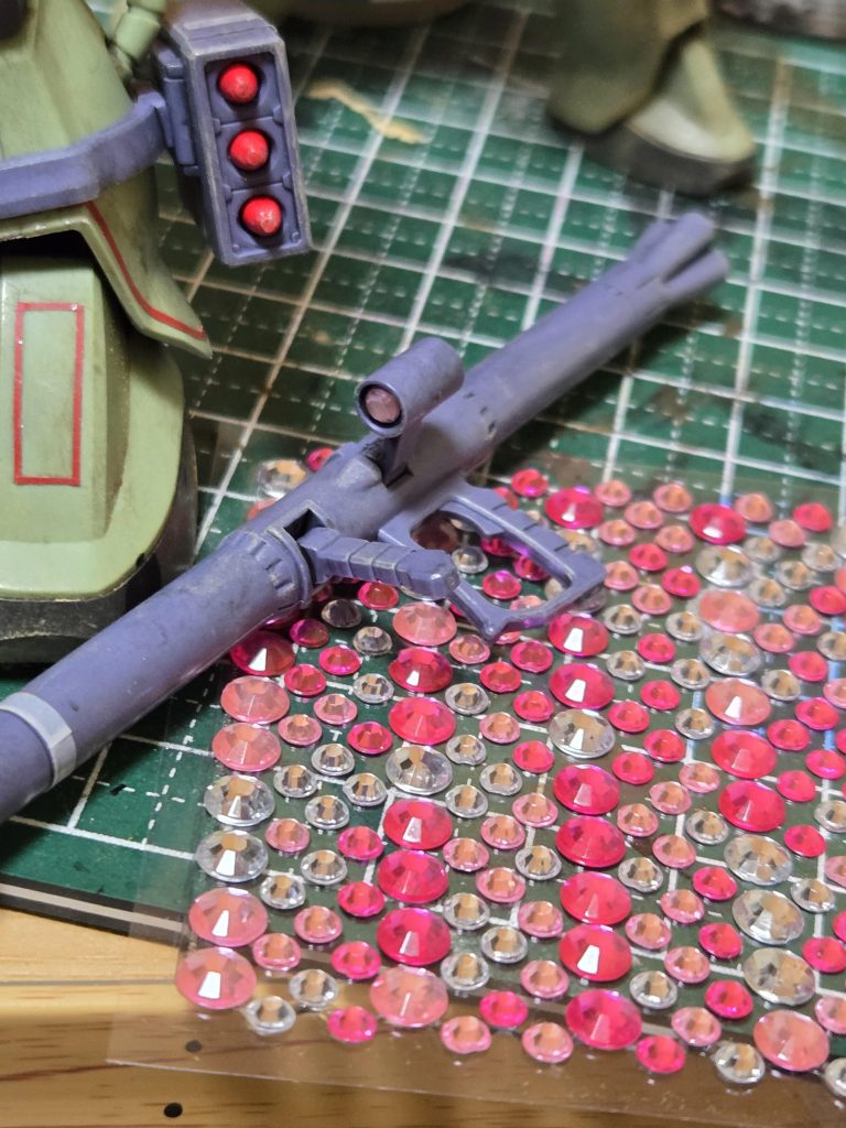 スコープ部分には百均のデコシールを。ヤスって表面少しならして貼ってます。