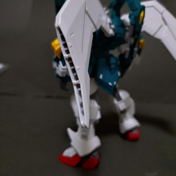 脚側面のバーニア？を彫って何となくそれらしく。背面バインダーのスリット増やしました。このぐらいで良いかな？（3枚目）