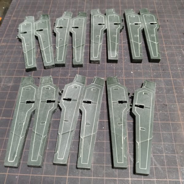 サバーニャのスジ彫りやり始めましたが！手始めにやりだしたビット？シールド？か、わからないけど同じ物のスジ彫りを永遠に裏表やってたら！まるで修行です😅もうちょいディテール入れようと思ってますが！ちょい休憩です😄同じ物を個数やる時って1つでも失敗すると、凄く目立つので結構疲れます！😀なんとか本日中にスジ彫り終わらせたいです！ （2枚目）