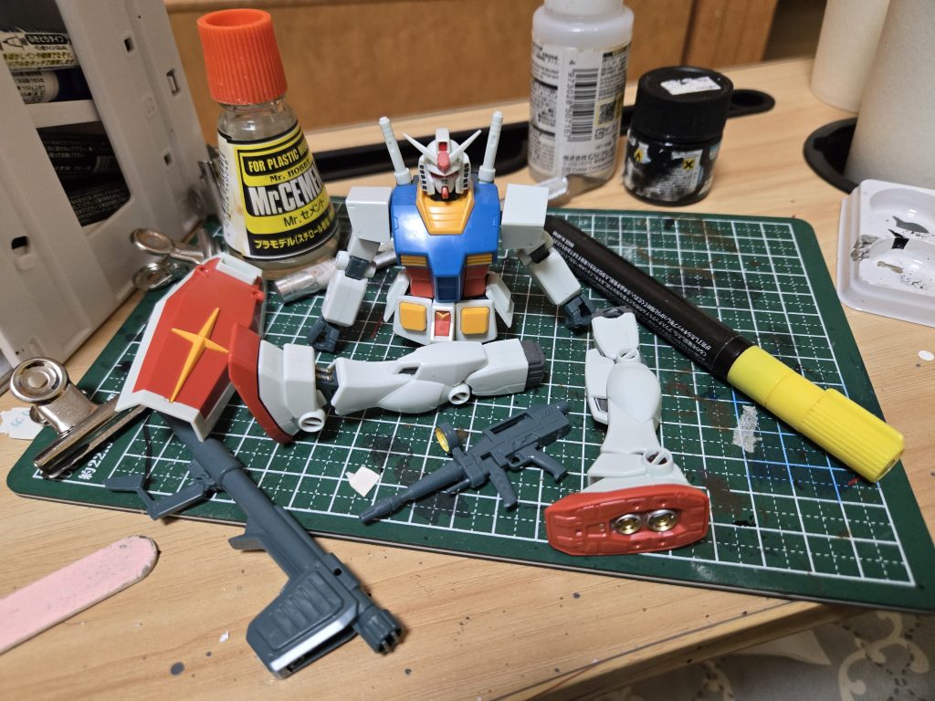 足裏、バーニア等部分塗装、スミイレ