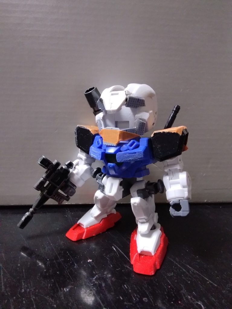 少し進んだ状態です。とにかく手を入れないと行けない場所だらけで、1つずつ進めるにも加工すべき箇所が多すぎて、難工事に発展。肩アーマーとサーベル類はエコプラのBB戦士ガンダムから持ってきたりと、省力化を試みますが、うまくいかず。。。