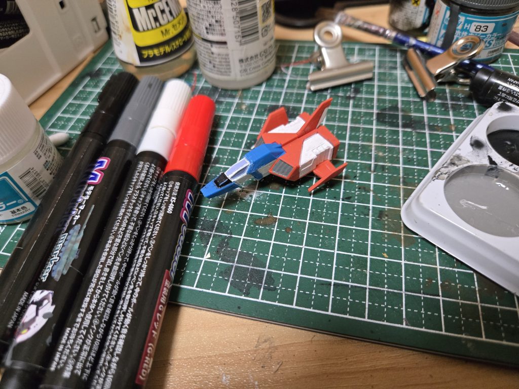 コクピット窓は水性塗料