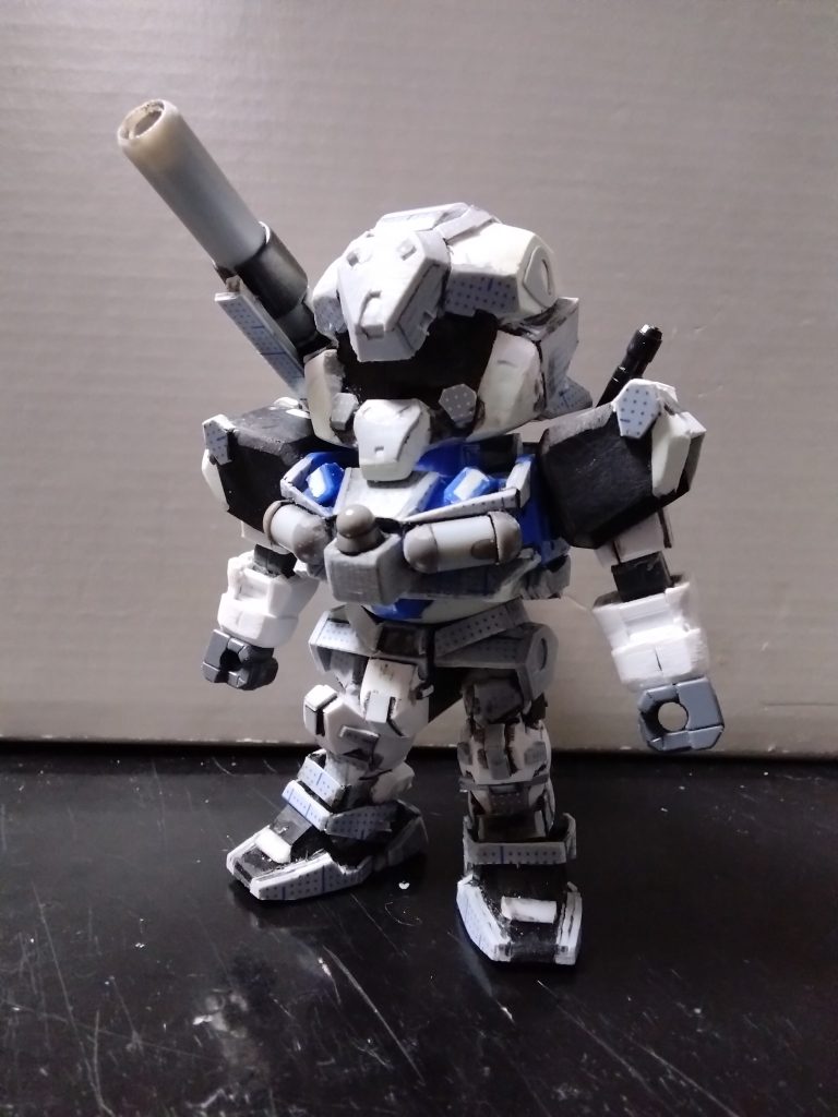 靴を三國伝のトールギスのものに交換したり、ひじ関節にCSフレームのジャンクを仕込んだりして、更に形になってきましたが、ひじ関節に接着剤が入り込むアクシデント発生。仕方がないので、BB戦士AGE3の腕に交換して打開します。キャノンはプラパイプ等で延長しつつ形状変更。