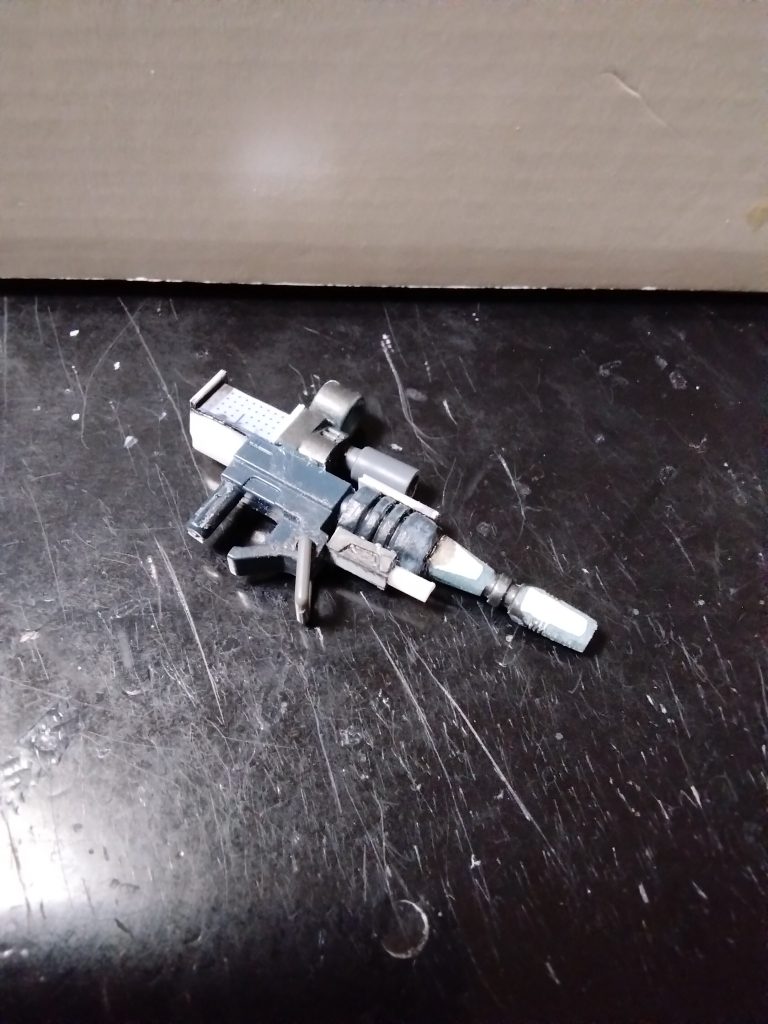 途中で、ビームライフルもBB戦士ガンキャノンのものだとボリューム不足に見えてきて、結局BB戦士ザクの余剰マシンガンとニコイチに。各部の変更に次ぐ変更で、普段SD製作ではかからないくらいの時間を要し、久々に完成しないかなぁと思う日も何度かありました。