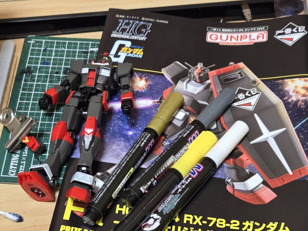 アンクルガードはシール使わずマーカー塗り、バーニアや腰の黄色V字もマーカーです。