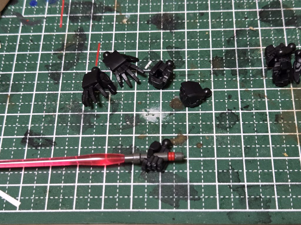 穴の無い握り拳、角度の有る武器持ち手、平手2種等贅沢なハンドパーツ、ビームライフル用持ち手もちゃんとあり✨これは他のキットも見習ってほしい