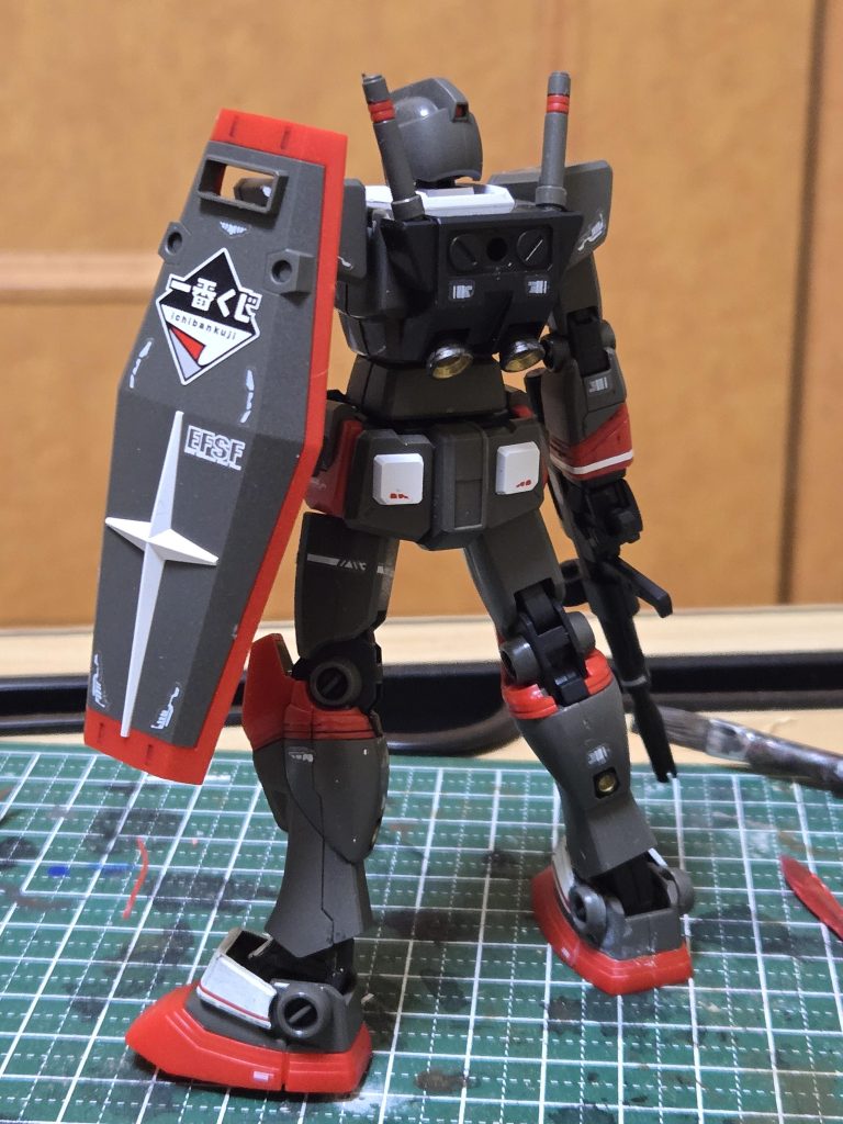 パーツ分割でカラーリング再現できるようになってたり脹ら脛にバーニア状ディテール追加されてたり新規造形多くてけっこう別キットな感じ