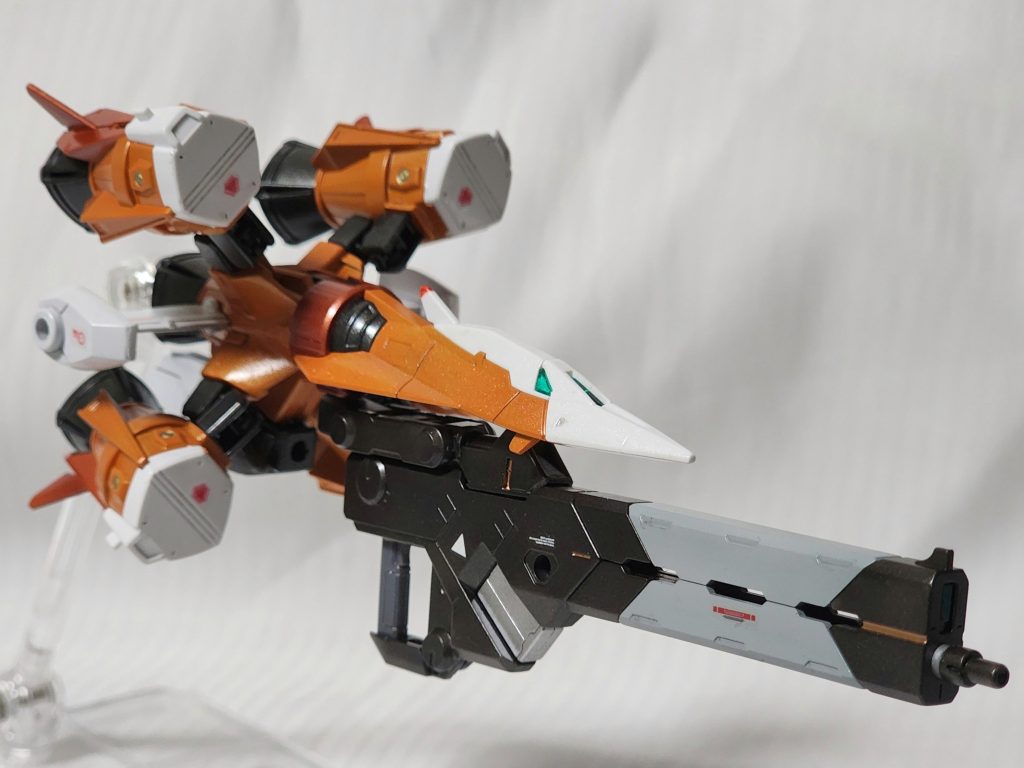 【HG ガンバレルストライカー】メタルビルド準拠でガンバレルは展開出来るようにアームで接続、両翼の先に武装をマウント出来ます。 塗装はストライクと同じく各カラーに少量のメタリック系塗料を混ぜて吹いた上にホワイトパールやクリスタルカラーでコーティングしています。