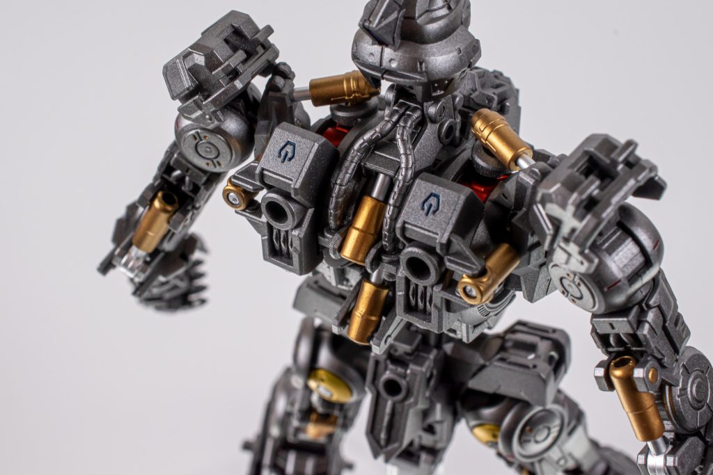 小さなモールドを中心に各所、水性塗料で部分塗装して情報量を増やしています。