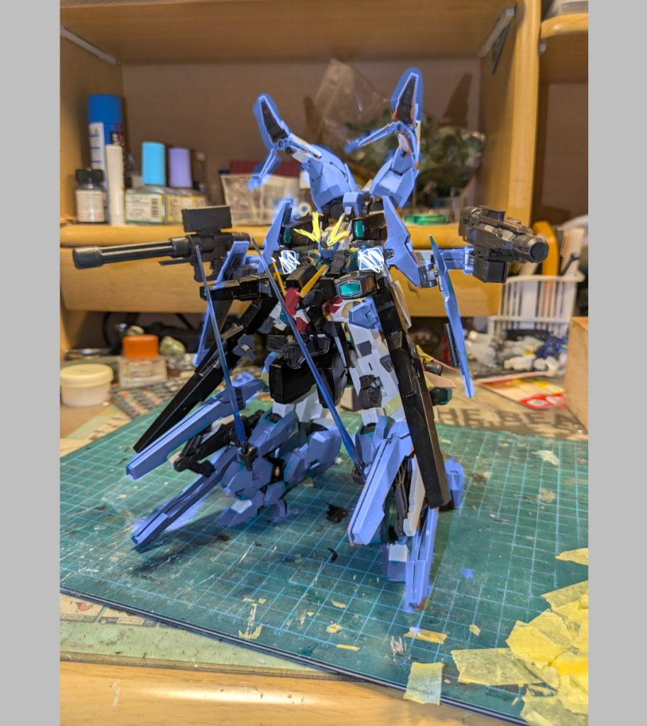 カラー案 カラーレシピホワイト→アルティメットホワイトセラフィムガンダム等ブラック→ミッドナイトブルーGNバズーカⅡブルー→ミディアムブルー60%、ブラック20%、ホワイト10%、ブライトレッド10%↑の前にインディーブルーを入れていた胸部、足等グレー→ホワイト60% ミッドナイトブルー30% デイトナグリーン10%レッド→ホワイト60% ブライトレッド25% サンシャインイエロー10% ニュートラルグレー5% クリアレッドもいくらか入れたクレオスの鴇羽色でも良かった説関節、スラスター等→ニュートラルグレーパーメット キャンディレッド→タミヤアルミシルバーの上からガイアクリアレッドイエロー→白下地にホワイト+サンシャインイエロークリアパーツ部グリーン→ピーコックグリーン(GNキャノンⅡはクリアパーツの下にキット付属のホイルシールを、二の腕には銀の金属テープを仕込んでいます。もっとも、二の腕のは三枚目でしか見れませんが)ルブリスウル、ソーン、ブルー部→Mr.カラーミディアムブルー セラヴィーデザイナーズカラーバージョン、GNアームズリアルタイプカラーを参考に調色。