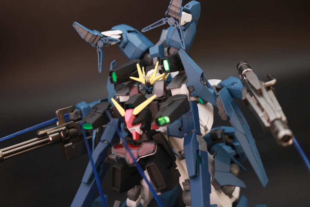 胸部にはシェルユニットとセラフィムガンダムのガンダムフェイス。それらを隣接することでエネルギー供給を安定させている。ショルダーキャノンや下駄合体などのグレート合体のお約束を色々と盛り込みながら、ウルとソーンの余剰パーツ無し合体を両立しました。