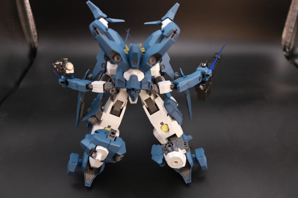 後ろの人(セラフィム)を前に持ってきて、ソーンを後ろの人に。両腕にはウル、ソーンの武器とビームトンファー。後ろから見てはいけない…(合体あるある)やりました!やりましたよ必死に!!その結果がこれなんです!