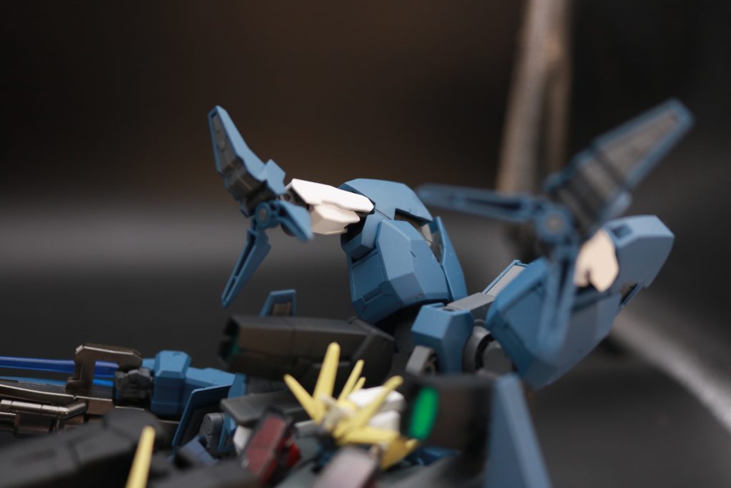 ソーンの足をショルダーキャノン兼クローに見立てている。