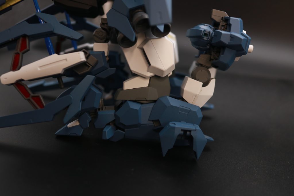 下駄→ルブリスソーン足+肩、ウル肩、ソーン胴体、腰 下駄の左右にウル肩をつけることで接地性を向上。サブアーム→ソーン腕+フェーズドアレイキャノン+各バックパック基部足→ウル、ソーン腰アーマー 腰→ソーンサイドアーマー 腕→GNバズーカⅡ肩→ウル肩スラスター+シールド+GNキャノンⅡ胸部→セラフィムガンダム、ウル&ソーンシェルユニット頭部→ウル&ソーン角、ソーンフェイスガードバックパック→ウル本体を逆さまに合体して足をバスターグリッドマンのバスターモードに見立てて、両腕にウル&ソーンの武器を装備。