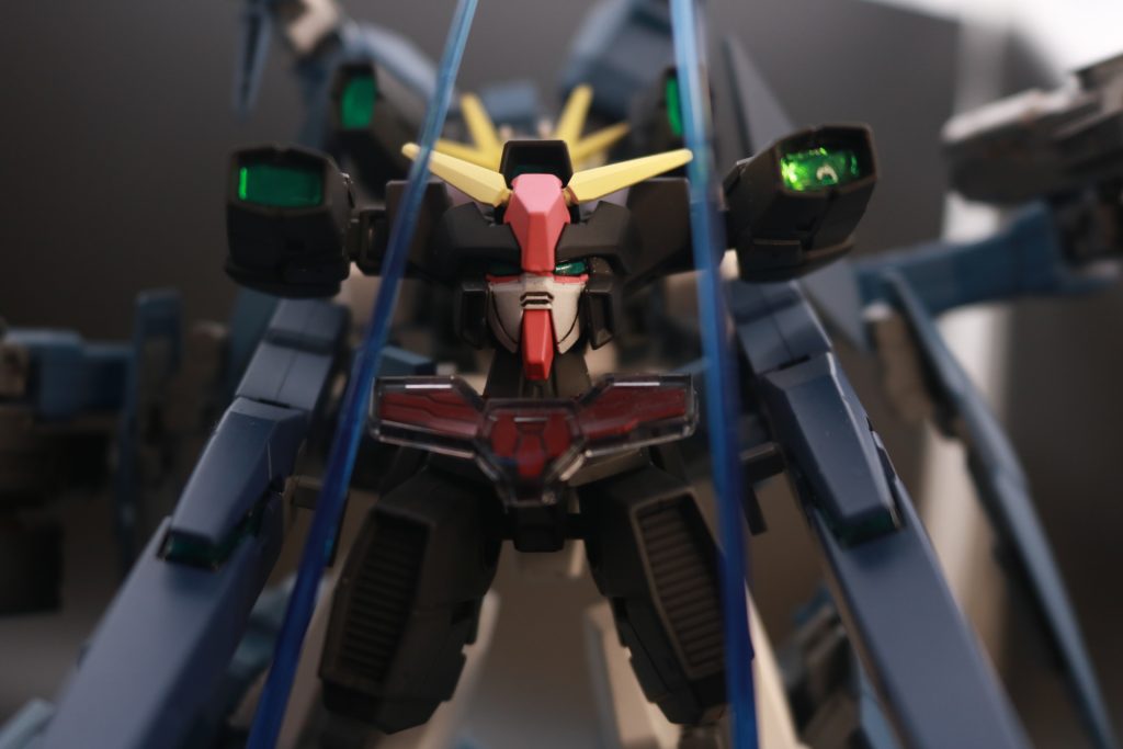 セラフィムガンダム、GNキャノンⅡ脚部のキャノンを肩に持ってきて足に腕をつけた。