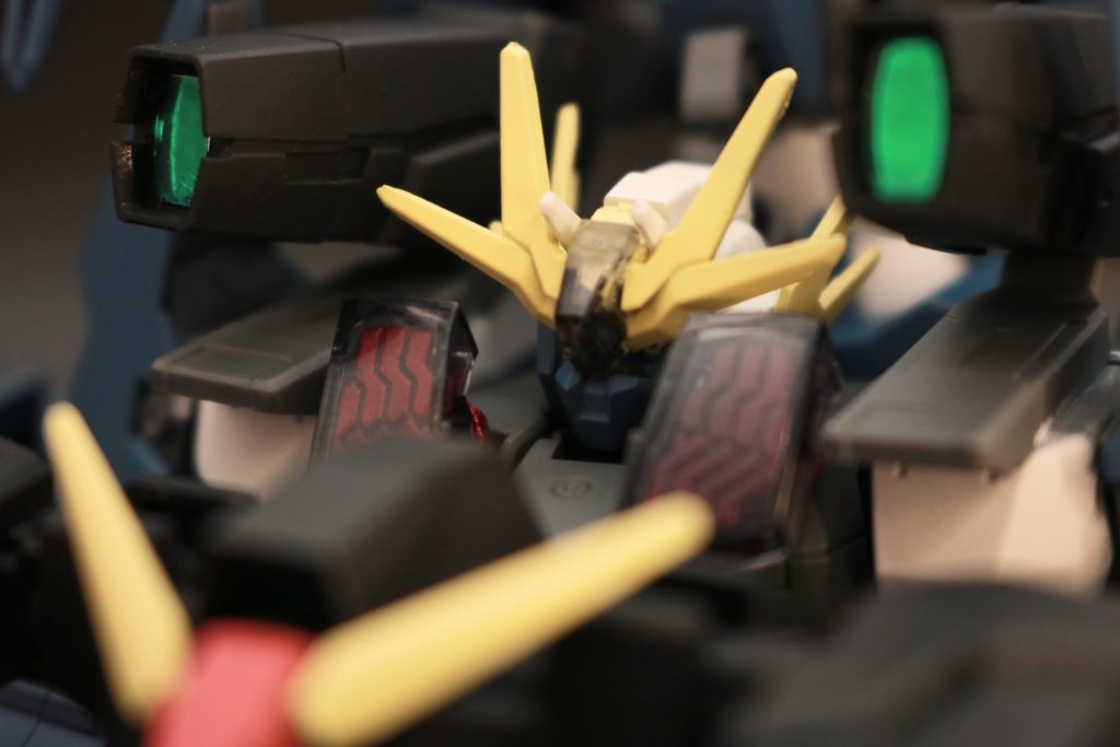 モチーフはGNアームズのGNアーマー形態と戦隊ロボのグレート合体セラヴィーのデザイナーズカラーバージョンとGNアームズリアルタイプカラーを意識して塗装。それにくわえて戦隊ロボのグレート合体をイメージして、ミキシングで一部パーツを取って余ったセラヴィー本体をベースに、ルブリスウル、ルブリスソーンを合体させました。