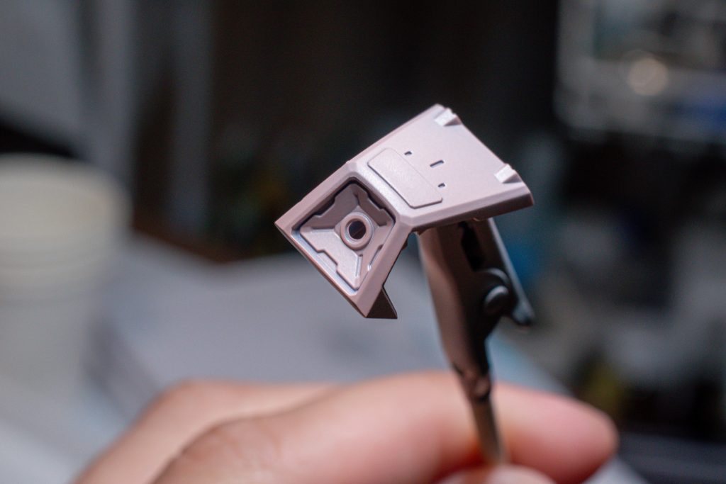 肩の部分にピンクサフを吹き終わった状態です。