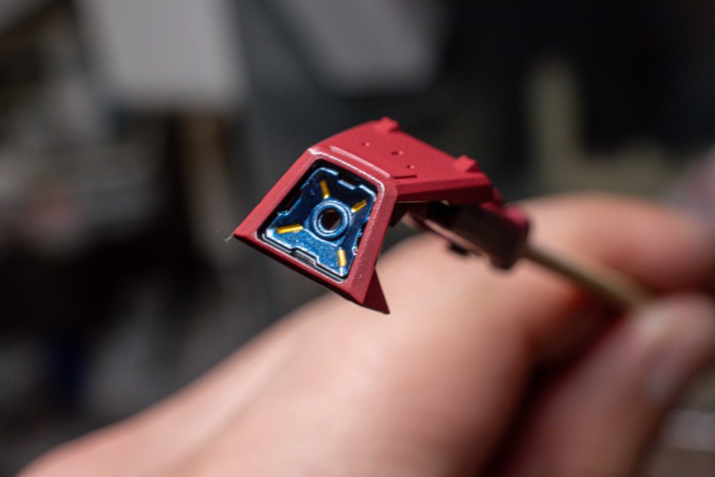 水性塗料(青)→ラッカークリア→水性塗料(金)→拭き取り→ラッカークリア→エナメル(黒)→拭き取り→の順で塗っています。ここが1番塗り分けに時間がかかりました💦 最後までご覧いただきましてありがとうございました!初投稿で拙い文章でしたが、これからも気ままに投稿していきますのでよろしくお願いします🙇♂️