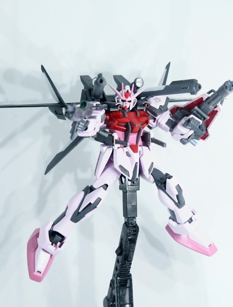 EGやHGCEも良いですが、私はHGのストライクルージュが好みです︎︎👍ここにて補足ですがアンテナの色はガンダムマーカーホワイトとメタレッドを1対9程の割合で混ぜて調色しました。(気持ち白多め)