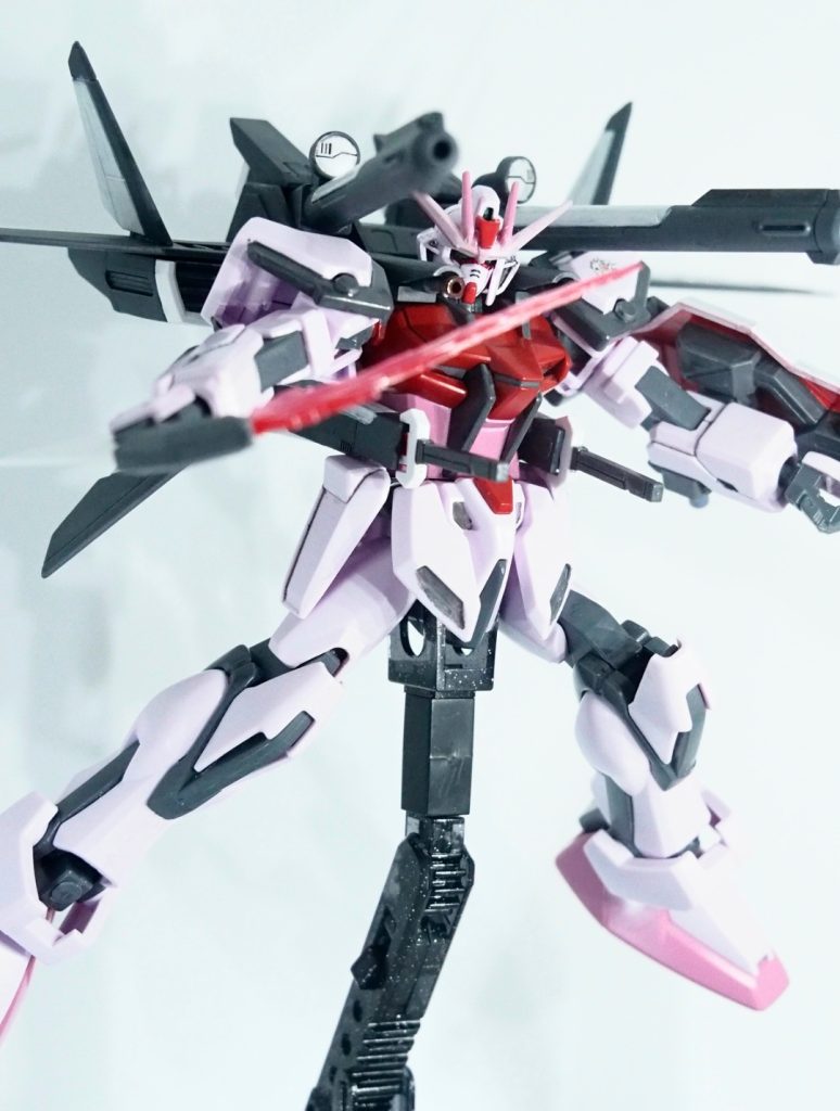 大まかな部分塗装はガンダムマーカーグレーとホワイトを使って行っています。細かいツインアイや胸部のグレーは爪楊枝の先端にマーカーの色をつけて塗っています。