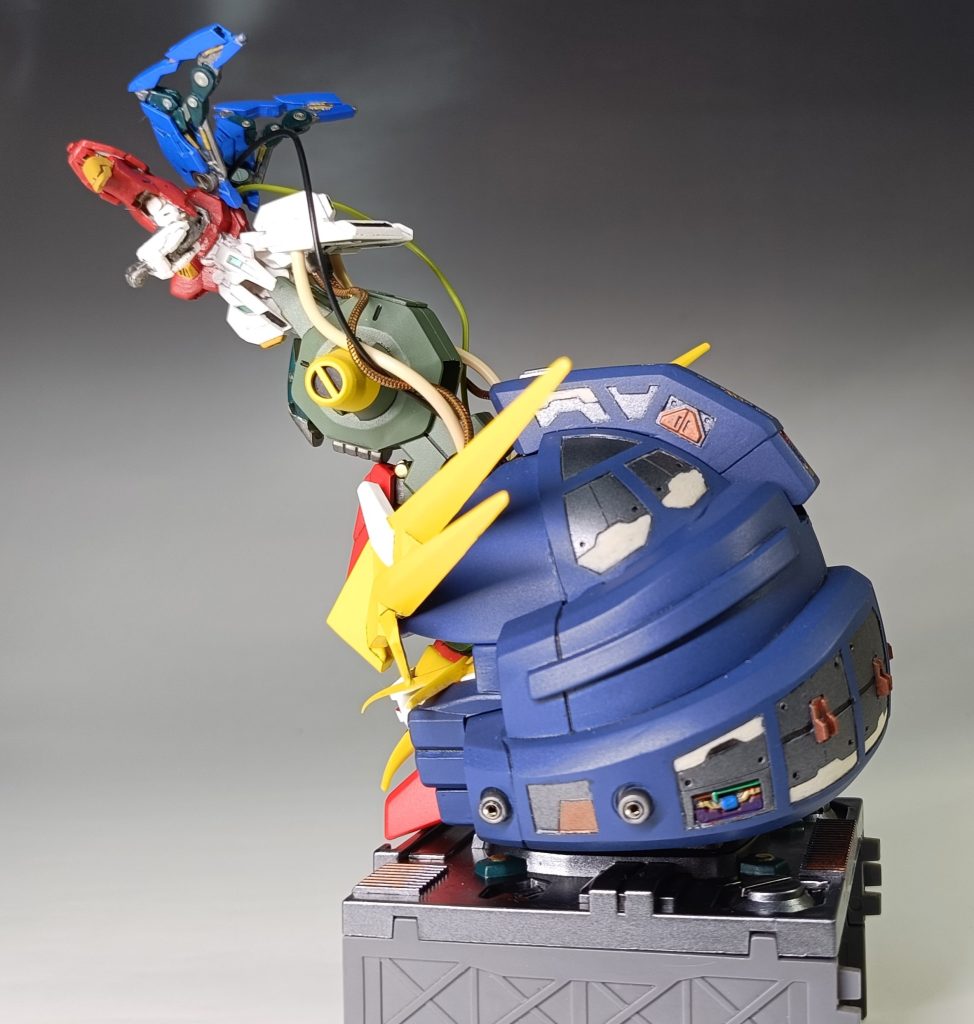 上のガンダムと下のガンダムヘッドのジョイントにはエルフブルックの腰パーツを使っています。BB戦士のデビルガンダムからマザーテンタクル(フジツボ)を貼り付けてデビルガンダム味を高めています。