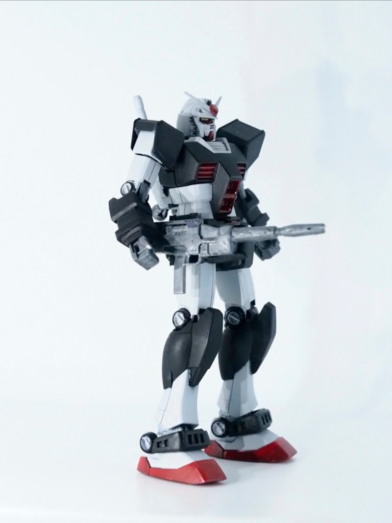 ビームライフルがボコボコなのは、隙間をボンドで埋めれるかチャレンジした結果、全然ダメでした....。しっかりパテで埋めます....