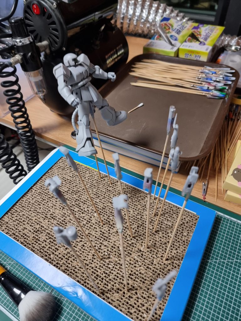 作品名：サーフェイサー完了！<p>制作速度が速い方々が羨ましいです(zaku-kao9)</p>
