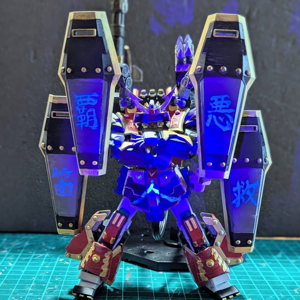 気合を入れると盾と身体から「覇悪笛救人」の文字が！