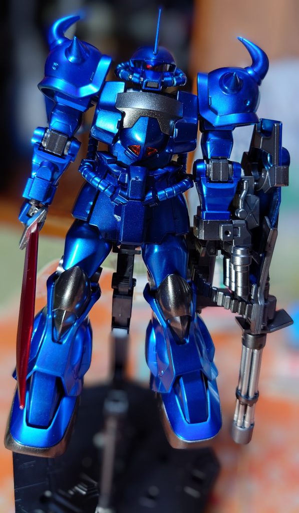 モノアイとヒートサーベルの刀身はGXメタルレッド→クリアーレッドを吹きました。関節等の黒はスターブライトアイアン砲身はEXシルバーを使用しました。お気づきの方いると思いますが左手の拳がありません。ジョイント部分のPCパーツが保管していたハズがどこかへ行ってしまいました...