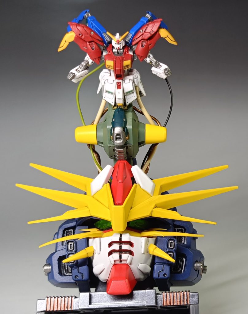 塗装は缶スプレー、細かい塗り分けはシタデルカラーで筆塗りしています。本当はコーションマークとか貼りまくりたいですが、デビルガンダムは自己再生する生物的な物なので整備をする必要は無く、コーションマークがあるのは変だという考えを優先して貼りませんでした。