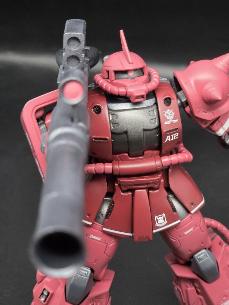 カラーリングは、シャア専用カラーで塗装しようと思いましたが、シャアピンクはあまりにもピンク過ぎて、劇中のイメージとあわなかったので、濃いシャアレッドにシャアピンク混ぜて赤よりのピンクに調色して塗装しました。
