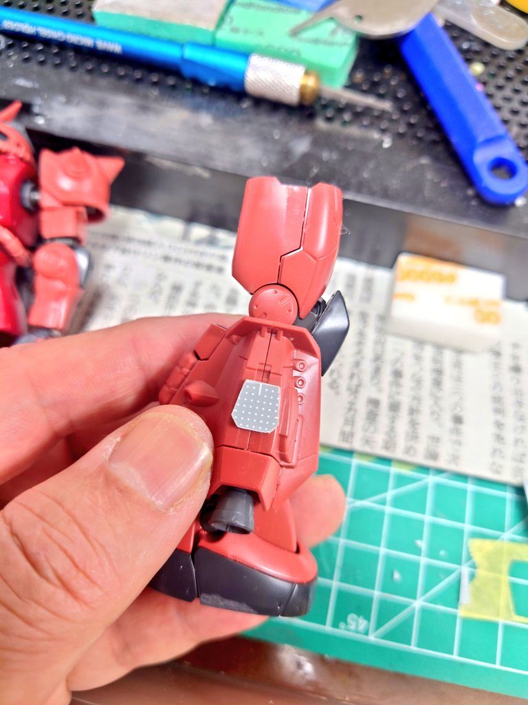 両脚のサイドの合わせ目はプラ板加工して目隠ししてみました