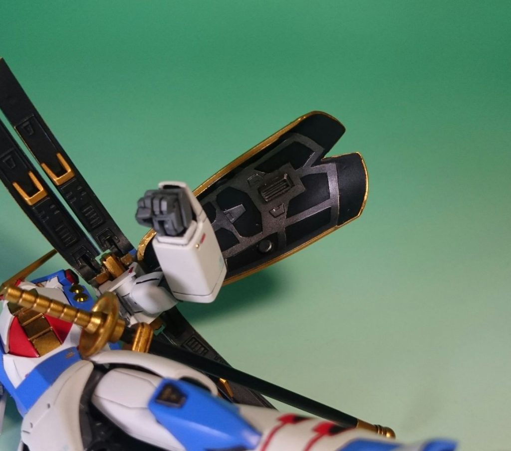 マントの内側にはモールドを追加しています。