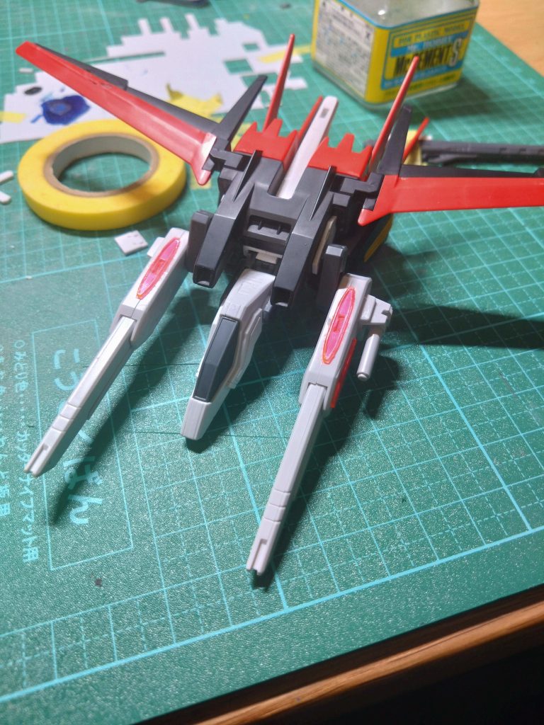 制作中盤?辺り横が寂しかったのでビームサーベルが付いてますあと背中も寂しかったので後に尾翼?も付けました