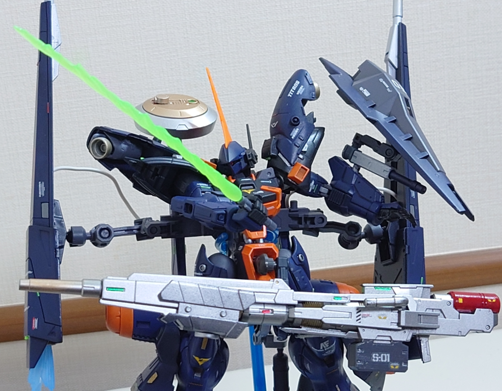 高出力ビームサーベル1基をレドームに換装したことでサーベルも1基のみになっている。リアブースターユニットに装備