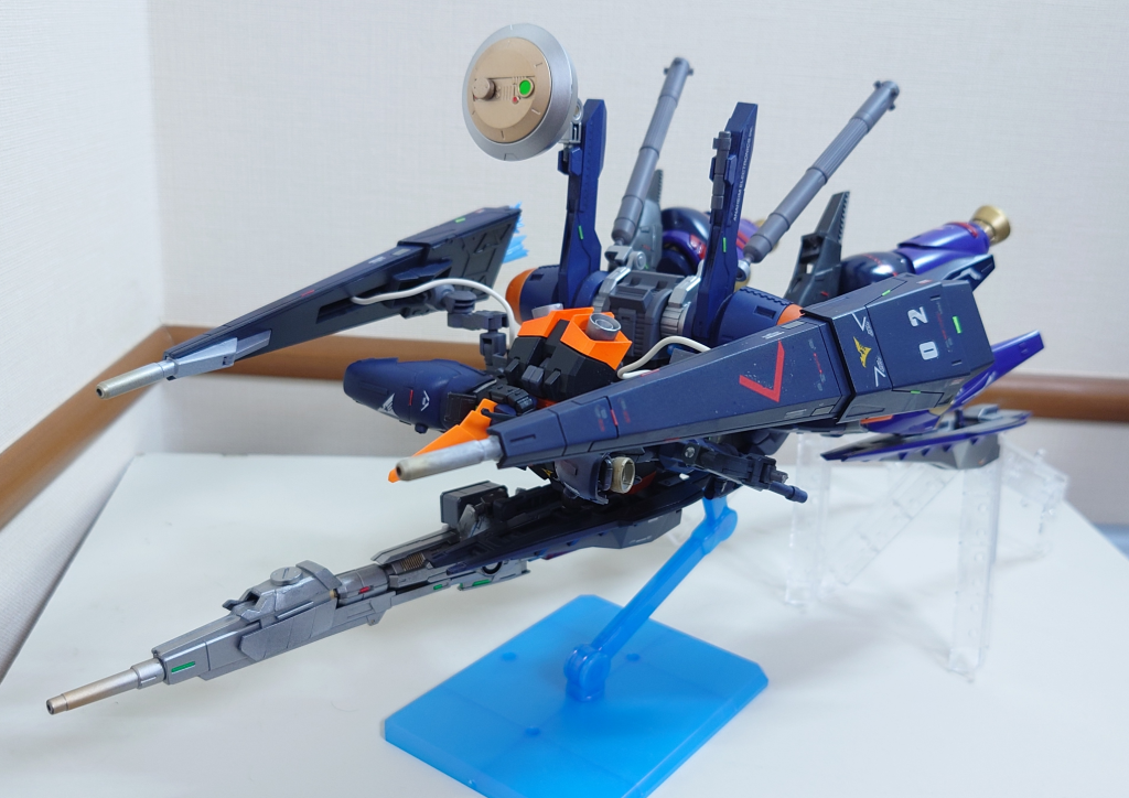 メガビームライフルとレドームは可変形態でも有効。エゥーゴのゼータタイプに対抗したモデルという。