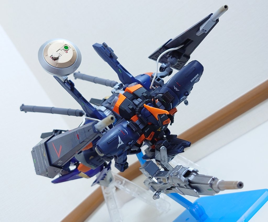 対艦攻擊時は機動力に優れる本形態でメガビームライフルをメインエンジンやブリッジに直撃させる戦術が採られる。