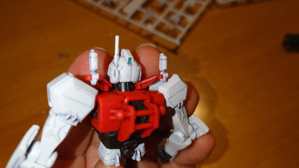 頭の天辺と後ろのカメラは内部フレームの緑のパーツを切り飛ばして、レジンを注入。