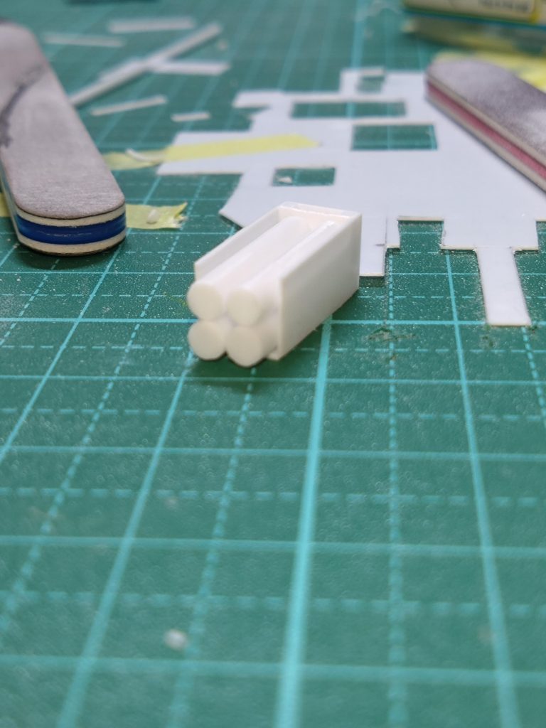 ミサイルの元です仕切りがあったほうが見た目が良さそうだったのですが、画像の通り縦か横の幅はギッチギチになってたので完成品のように仕切りは片方のみになりました