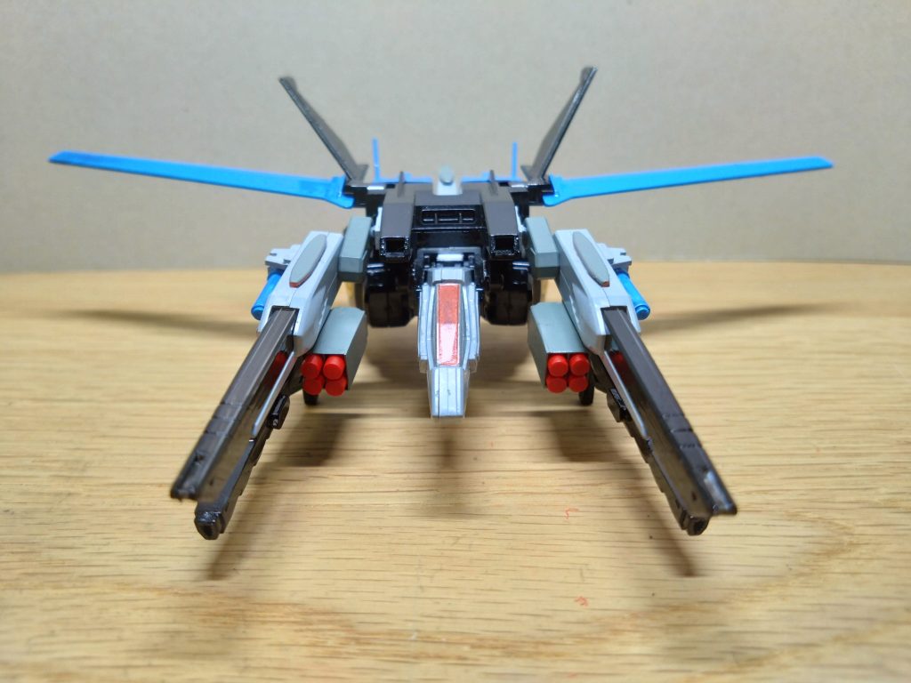 正面から搭載武器は元々ビームキャノンとその下に懸架しているライフル×2だけのつもりでしたが、なんか寂しくなったのでビームサーベルを取り付け、追加でミサイルポッドをスクラッチして取り付けました